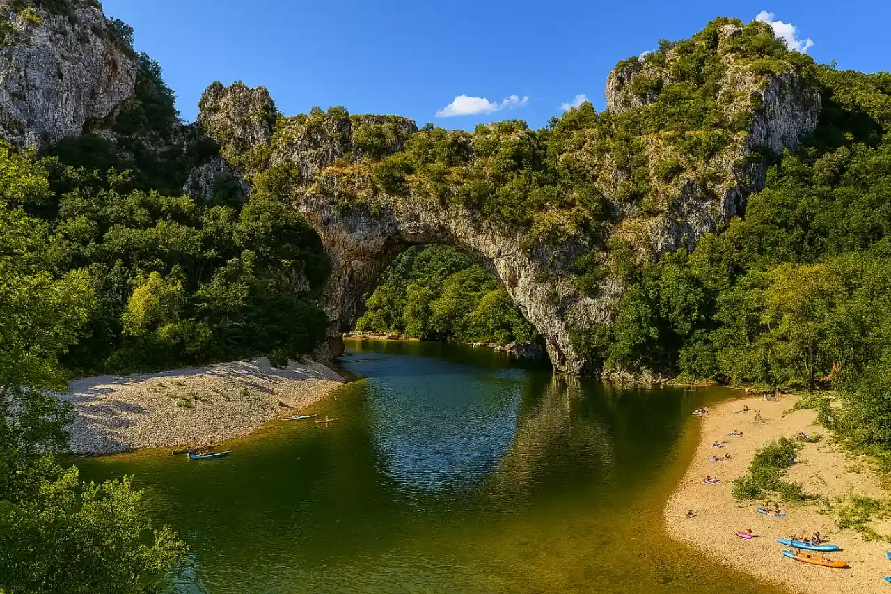 Camping sauvage ou camping 4 étoiles Bien choisir son séjour en Ardèche