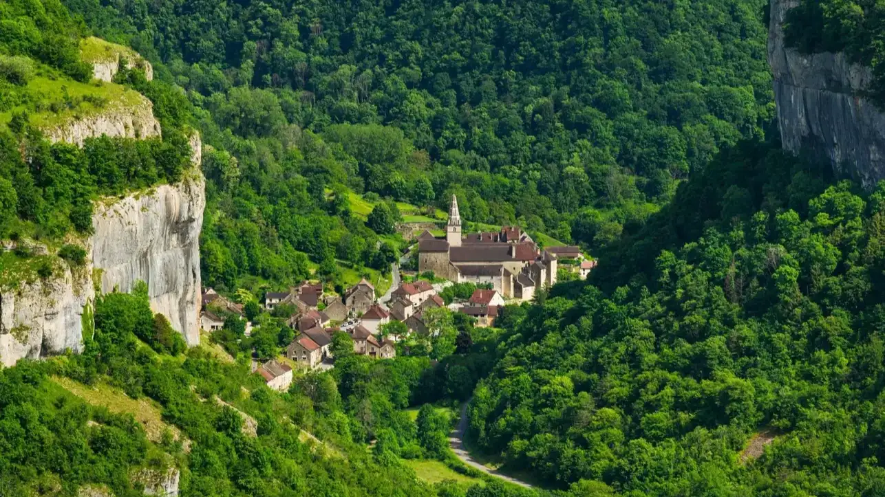 160 habitants face à des falaises de 200 mètres : ce village du Jura surprend