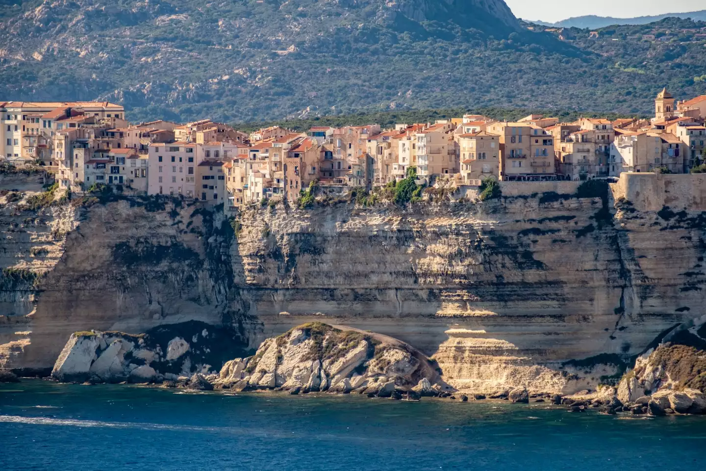 Bonifacio impressionne par ses falaises spectaculaires qui surplombent la mer et sa vieille ville perchée sur des rochers