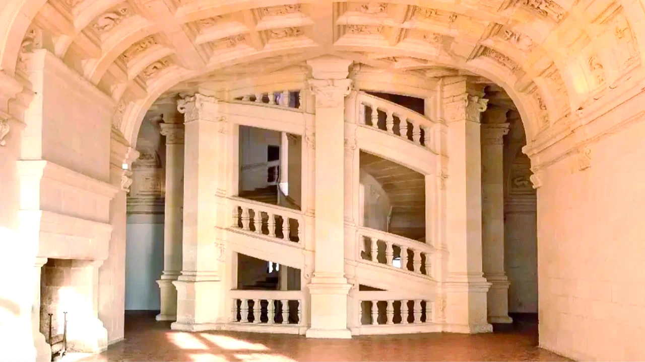 À Chambord, deux escaliers se croisent sans jamais se rejoindre