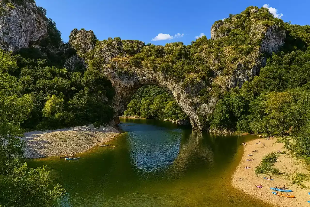 Camping sauvage ou camping 4 étoiles Bien choisir son séjour en Ardèche