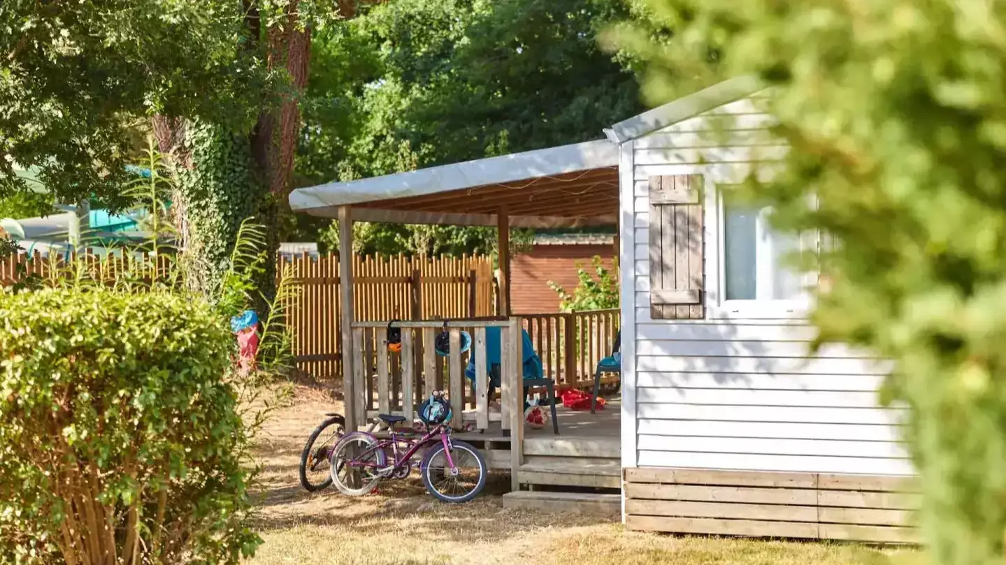 Camping vs hôtel : 2x moins cher en 2026