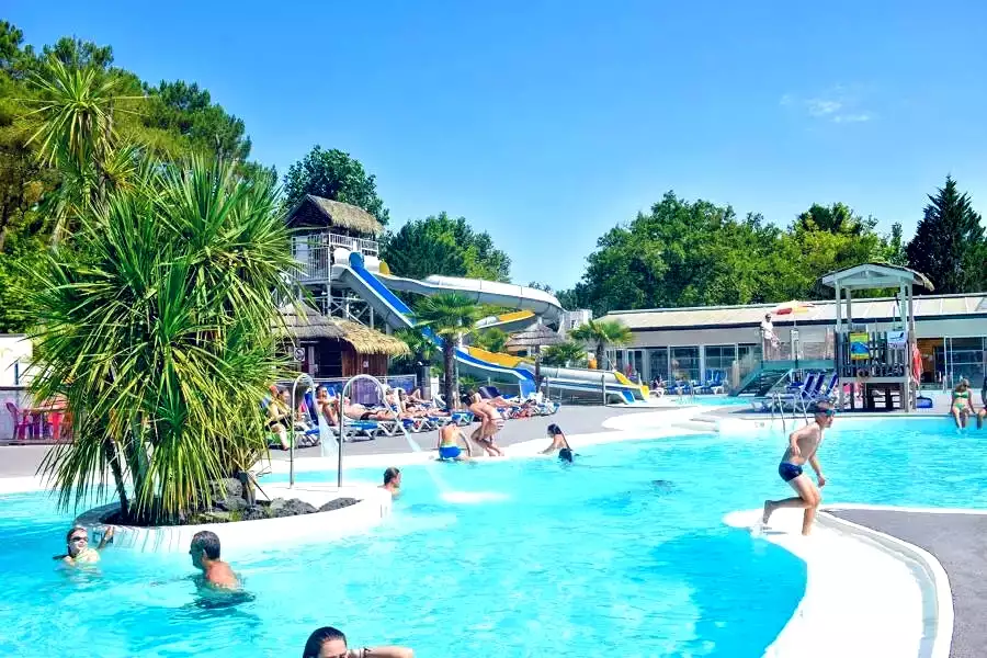 centre aquatique camping avec du monde dans la piscine