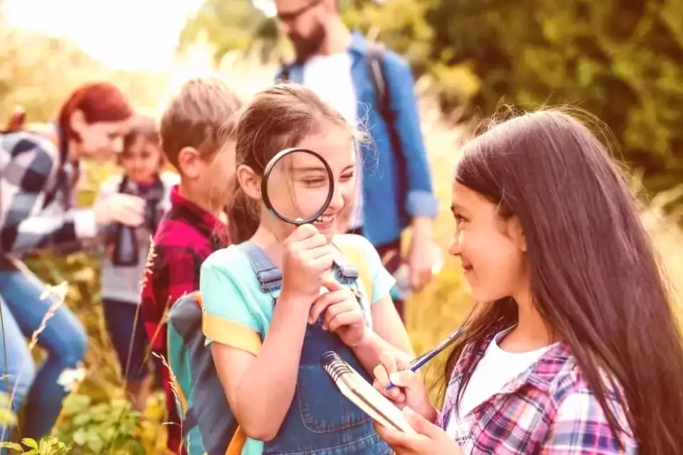 Comment les clubs enfants en camping favorisent le développement social et ludique