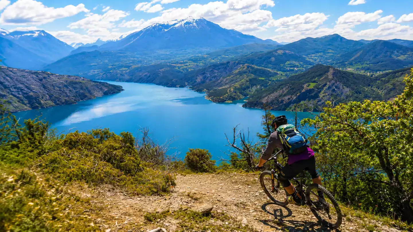 En France : ce lac aux criques turquoise fait penser à un fjord norvégien