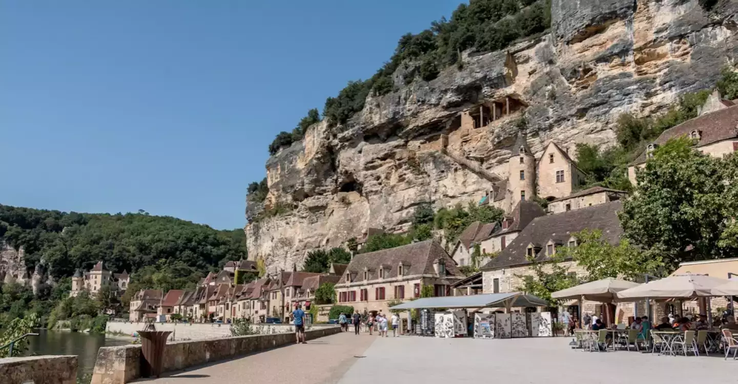 Randonnées, rivières et repos : pourquoi le camping en Dordogne séduit chaque été