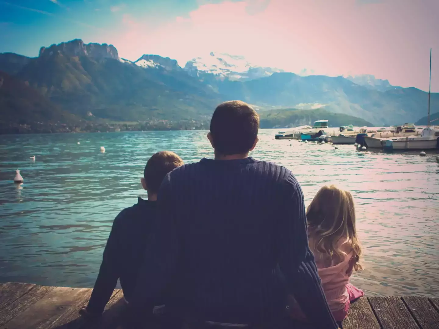 goupe de personne qui regarde la mer