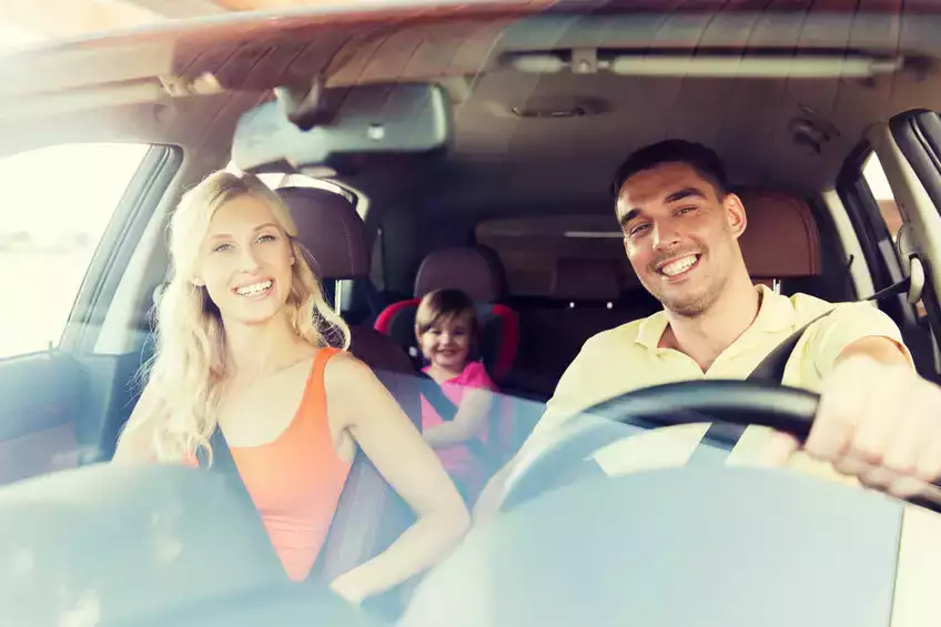 famille en voiture