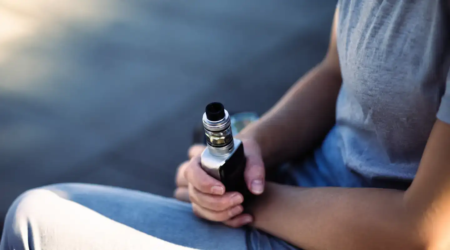 Vapoter en voyage en 2026 : le guide pratique du voyageur curieux