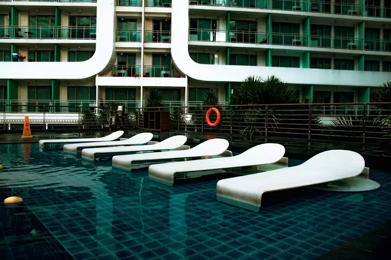hotel avec piscine et transat blanc
