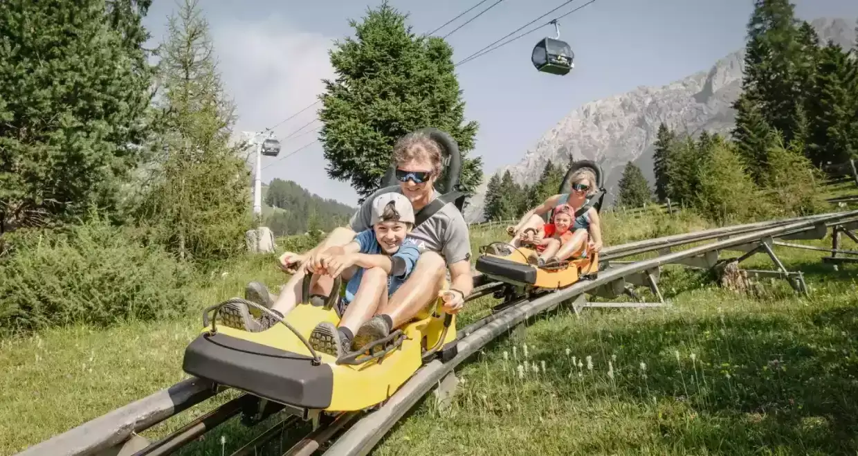 Piste de luge d'été : une activité familiale dans les Alpes