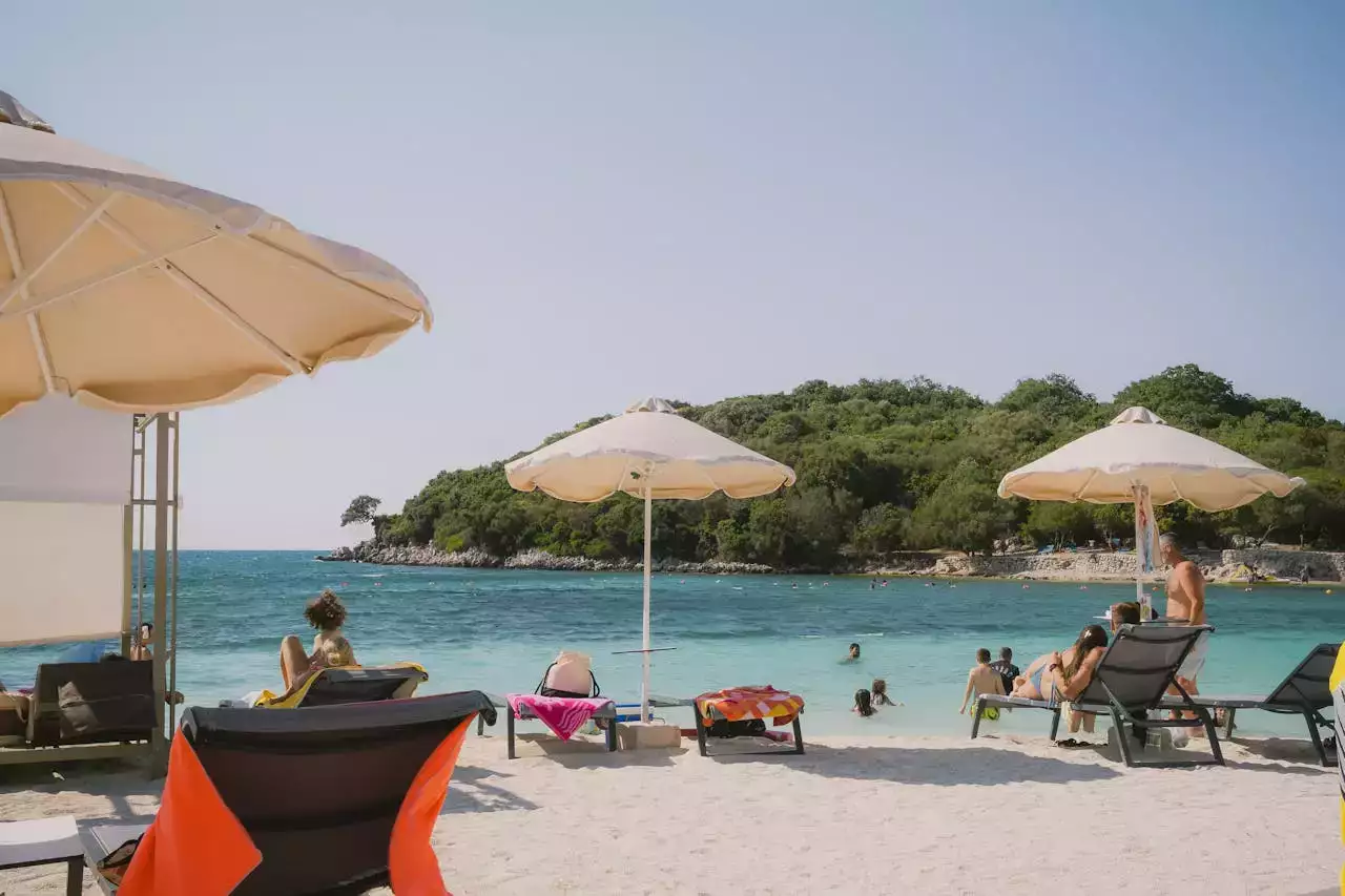 Ksamil, situé tout près de la frontière grecque, Vue panoramique de la plage de Ksamil