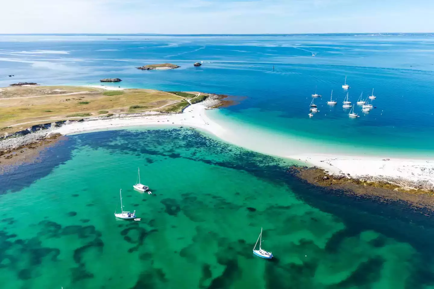 On se croirait aux Maldives, mais cette plage paradisiaque est en France