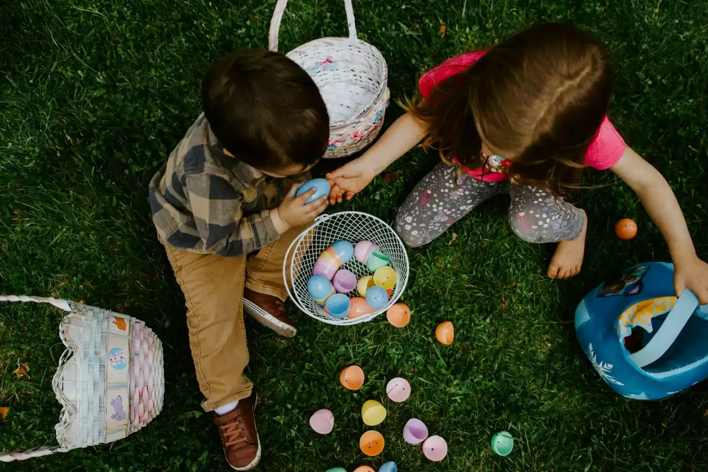 enfants qui découvrent les oeufs de paques