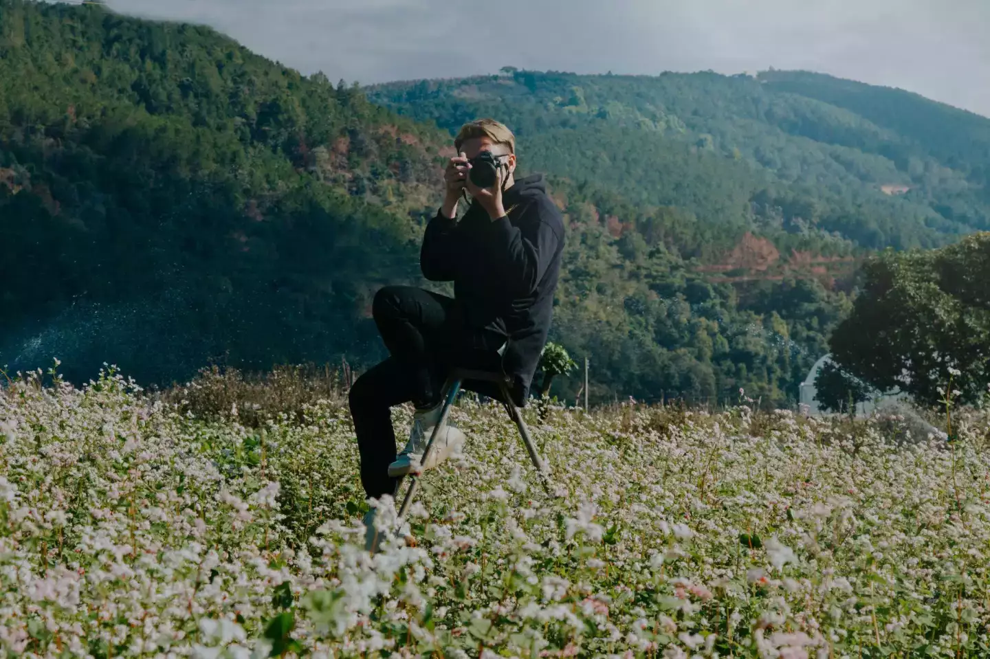 Photographie de voyage : objectifs, filtres et gestes de terrain pour revenir avec des images qui respirent