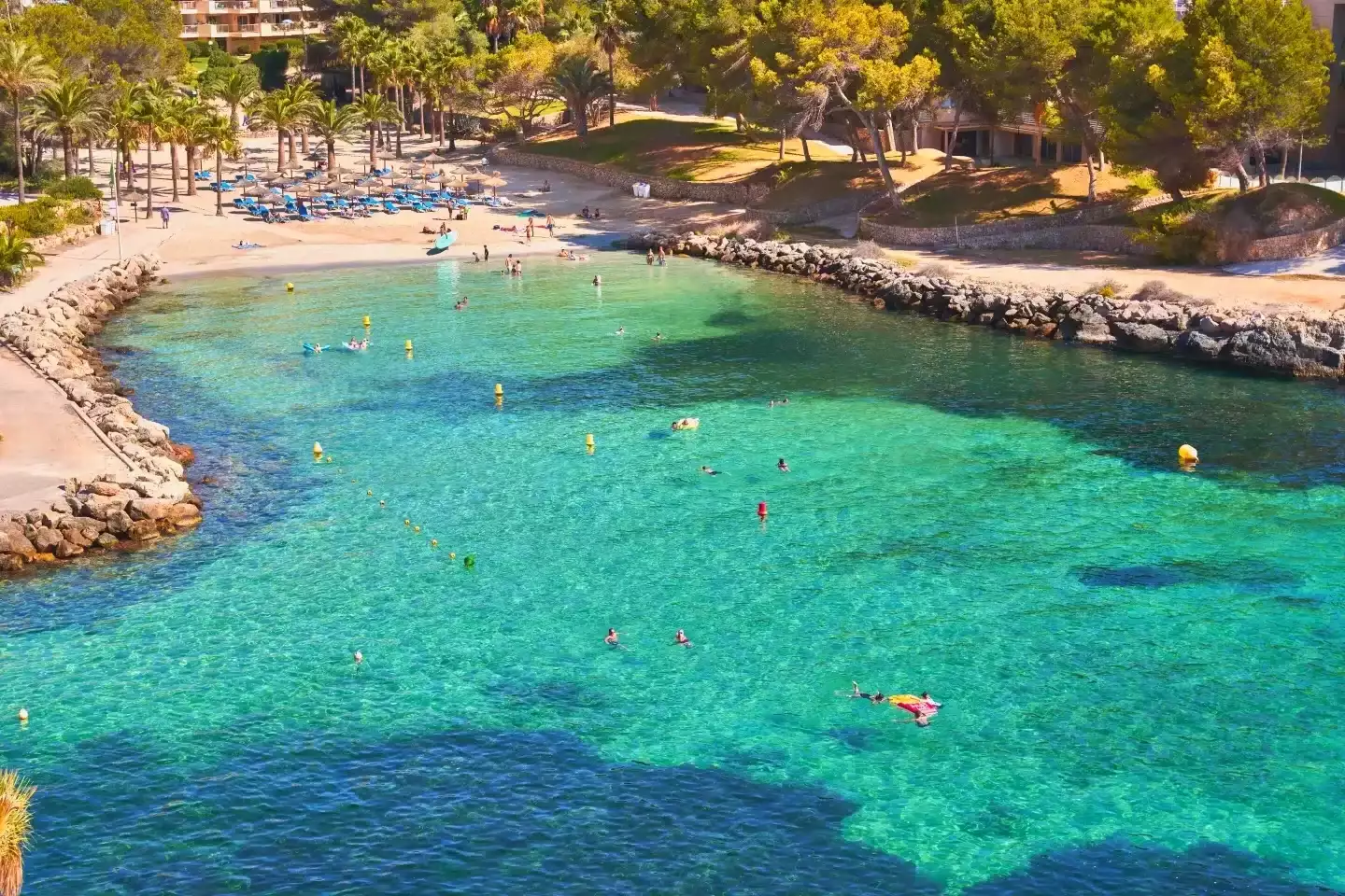 Ce club face à la plage de Cala Viñas mêle spa, yoga et animation francophone
