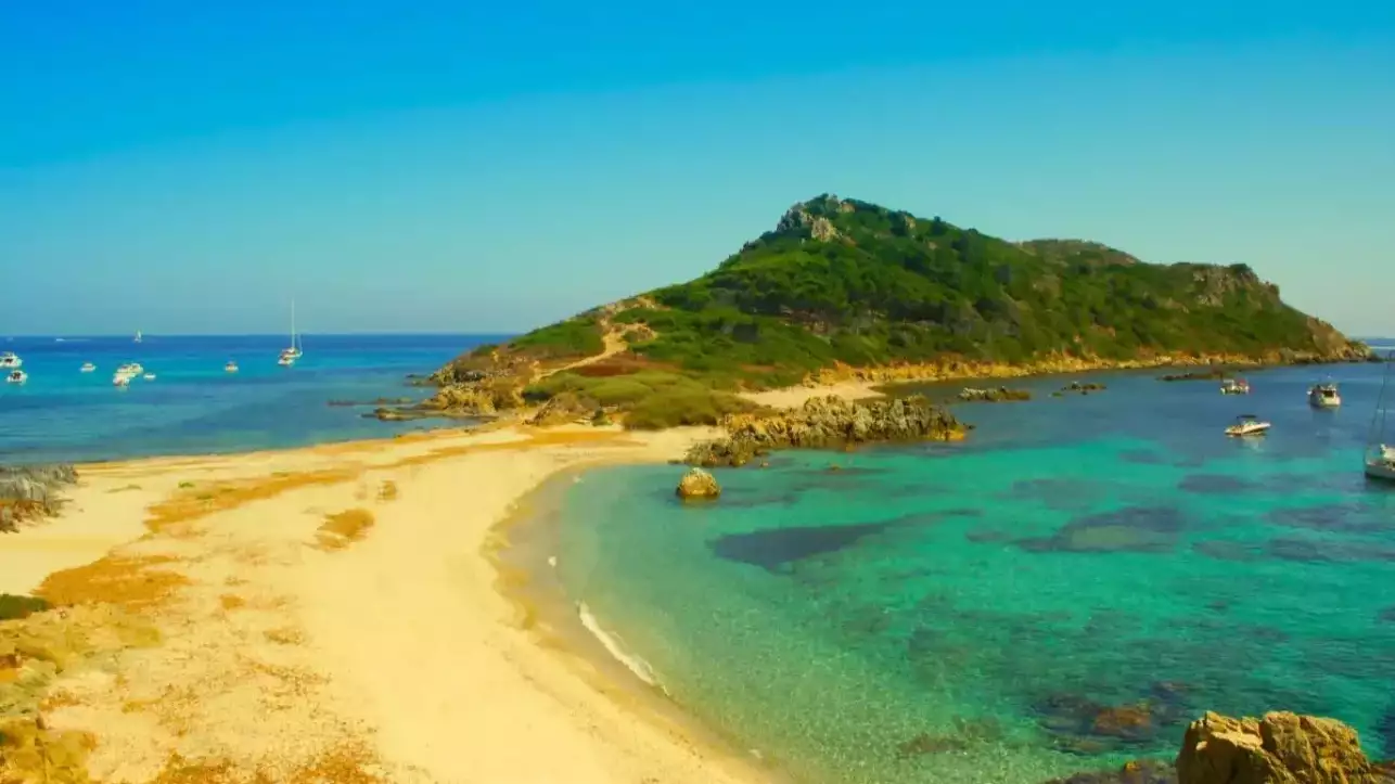 Envie d'éviter les plages bondées cet été ? Cette plage offre un décor de rêve