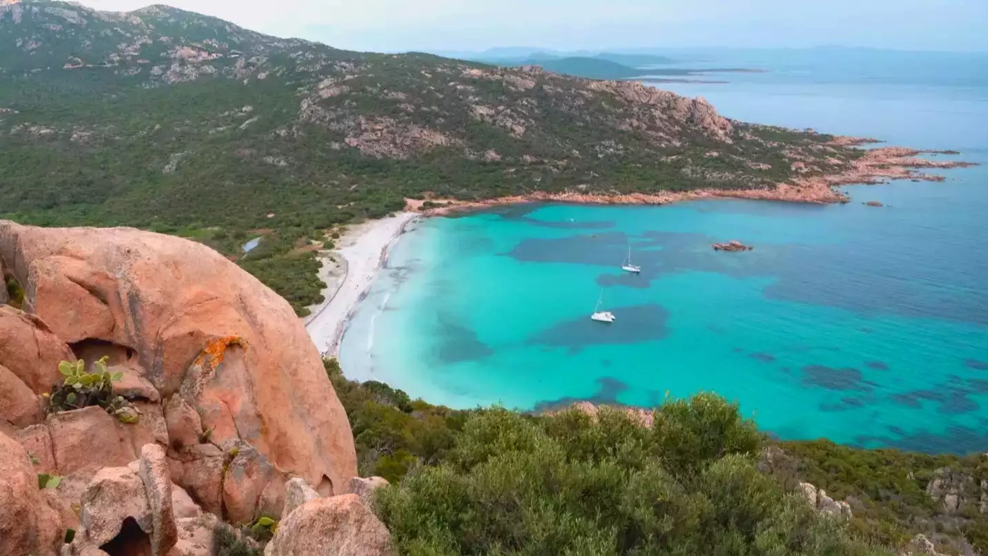 Cette plage de Corse-du-Sud donne l'impression d'être au bout du monde