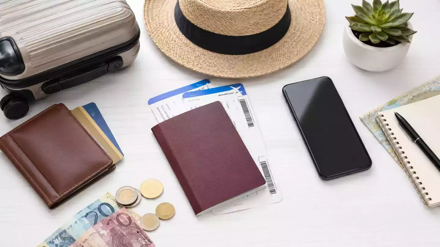 Partir loin sans se ruiner : les frais à anticiper avant de réserver son voyage