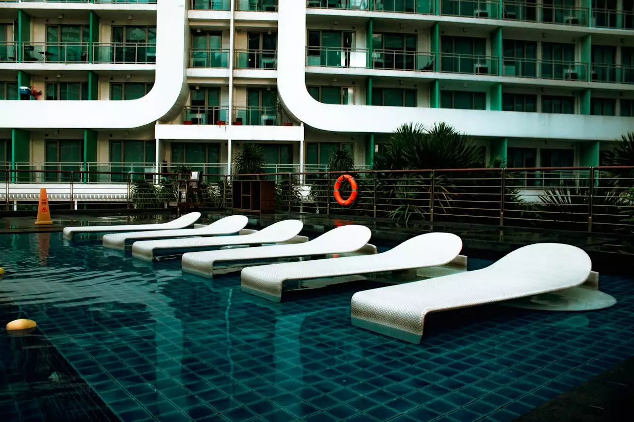 hotel avec piscine et transat blanc