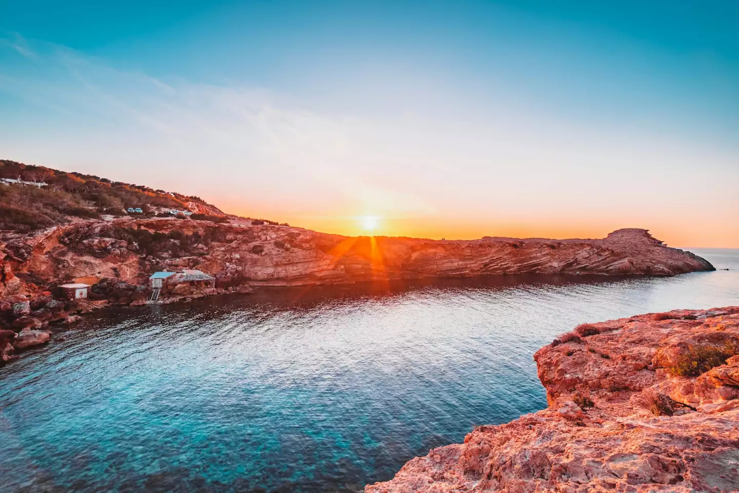 ibiza vue mer avec un soleil couchant
