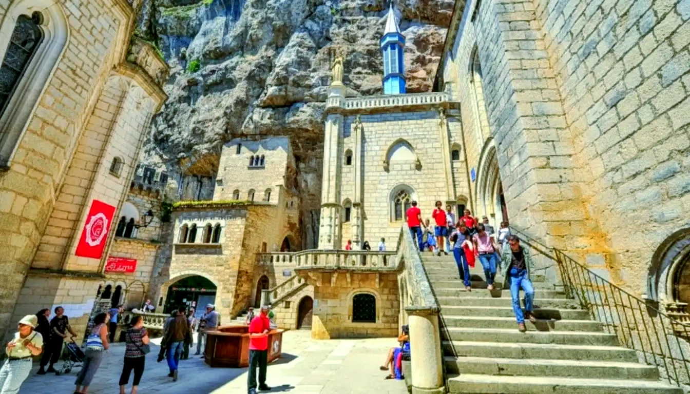 Rocamadour : pourquoi ce village semble empilé contre la falaise