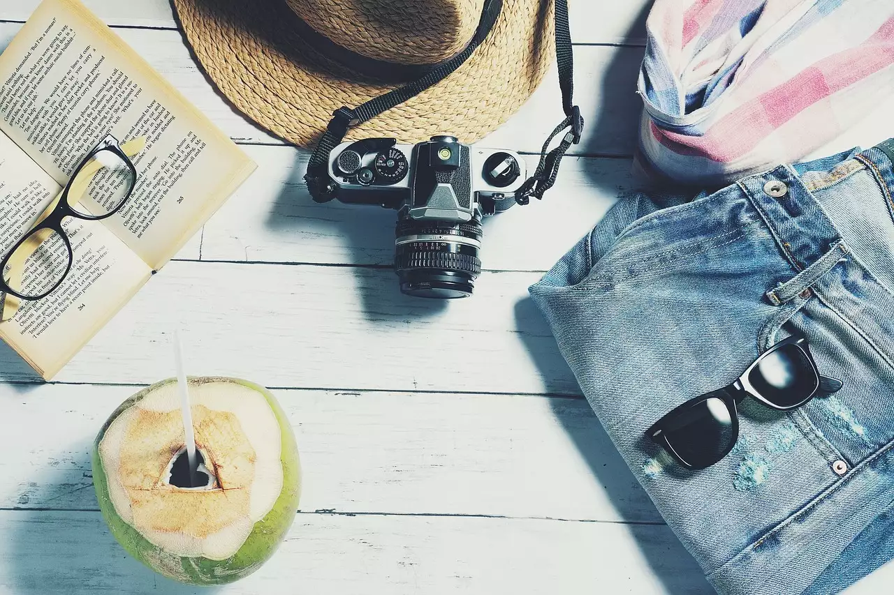 vacances lunettes livre chapeau